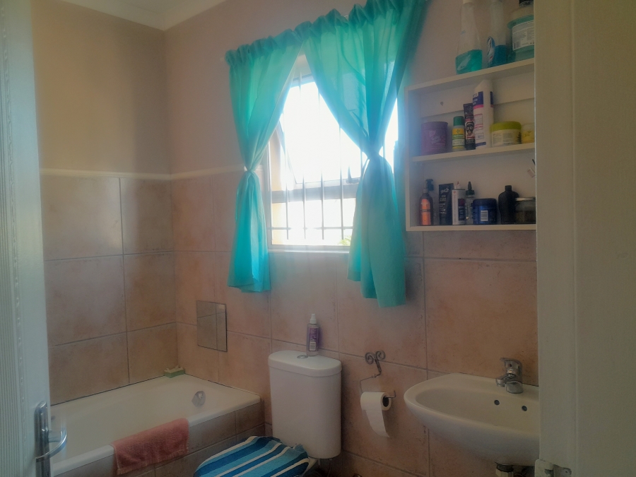 2 Bedroom Property for Sale in Whispering Pines Western Cape